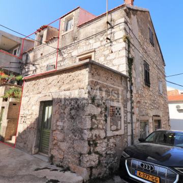 Vodice, centar, kamena kuća 104m2, dvoetažni stan s terasom+ konoba, 3