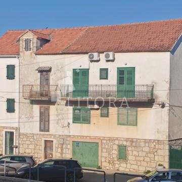 Vodice centar kamena kuća u nizu, na vrhunskoj lokaciji, veliki potenc