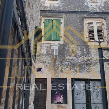 Vodice, centar - kamena kuća sa poslovnim prostorom