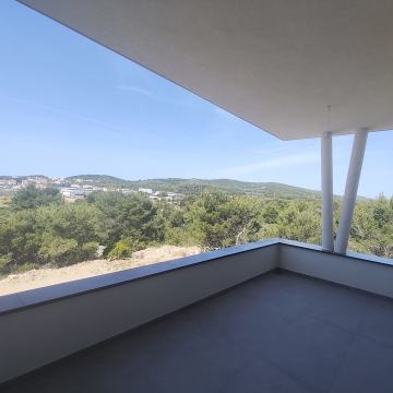 VODICE, DVOETAŽNI STAN S KROVNOM TERASOM I OTVORENIM POGLEDOM - Poslje