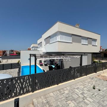 Vodice dvojna kuća, namještena, bazen, mirna lokacija