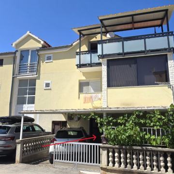 Vodice, dvosoban stan s dvije terase, 10 min hoda do plaže