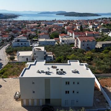 Vodice, dvosobni apartman s prekrasnim pogledom, terasa, spremište, pa