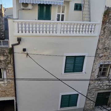 VODICE CENTAR Autentična dalmatinska kamena kuća – samo 100 m od mora