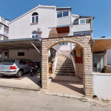 VODICE, KUĆA SA TRI STAMBENE JEDINICE, 300 M OD MORA