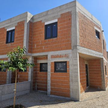 Vodice, dvojna kuća, 500m od tržnice, 320000€