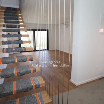 Vodice, dvojna kuća, 500 m od tržnice, 345000 €