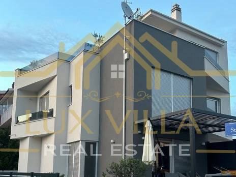 Vodice - moderna dvojna kuća sa bazenom!