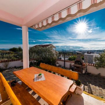 Vodice, namještena obiteljska kuća na mirnoj lokaciji s pogledom na mo
