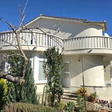 Vodice, namještena obiteljska kuća s tri stana i uređenom okućnicom -