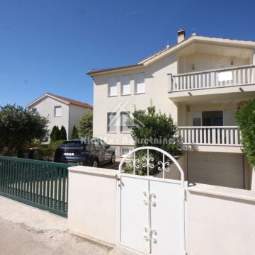 PRILIKA!-Vodice, prekrasna kuća s okućnicom