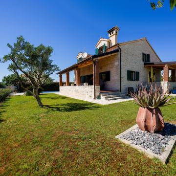VODICE- prekrasna mediteranska vila s bazenom, mirna lokacija!