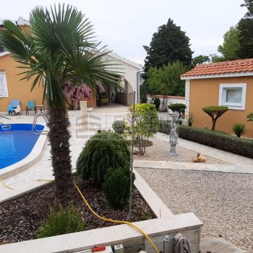 Vodice - prodaja kuće s bazenom