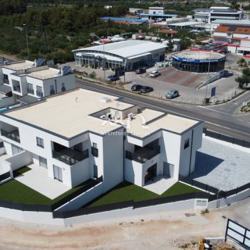 VODICE, S4, UPRAVO ZAVRŠEN STAN, PRVI KAT S POGLEDOM NA MORE