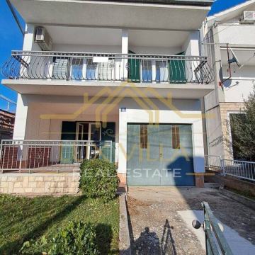 Vodice, samostojeća kuća 100 m od plaže!