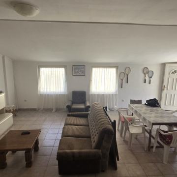 Vodice, samostojeća kuća na mirnoj lokaciji, 15 minuta hoda do mora i