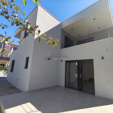 VODICE,  STAN SA DVIJE SPAVAĆE SOBE U PRIZEMLJU NOVOG OBJEKTA