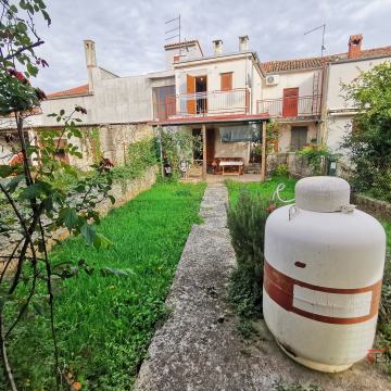 VODNJAN, KAMENA KUĆA S VRTOM