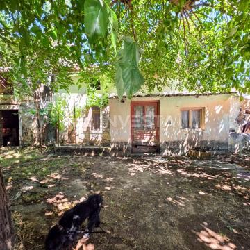 Vodnjan okolica, autohtona istarska kamena kuća s dvorištem i parkingo