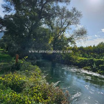 Vrgorac - Dusina poljoprivredno zemljište uz rijeku 3700m2