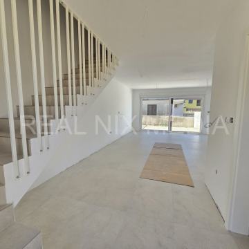 Vrsi-KUĆE U NIZU! 3 SP.SOBE, VRT!