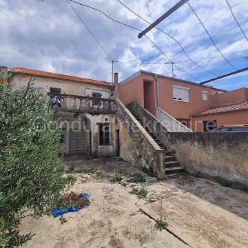 Zadar, Arbanasi - stara kuća za renovaciju