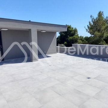 ZADAR - NOVOGRADNJA-Stan 102 m2,GARAŽA-Krovna terasa, ODMAH useljivo!