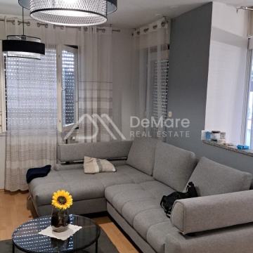 ZADAR-PETRIĆI-Komforan namješten stan s 3 sp. sobe-88 m2-Lođa-USELJIVO