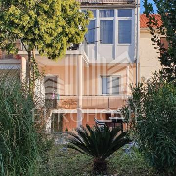 Zadar, Petrići-obiteljska kuća s tri stana i dvorištem,230m2