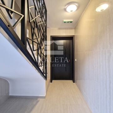 Zadar, Plovanija, useljiv dvosoban stan s vrtom i garažom