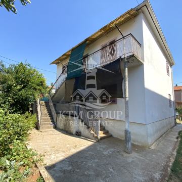 PRILIKA! ZADAR, SMILJEVAC- KUĆA SA DVA PROSTRANA STANA 175,60m²