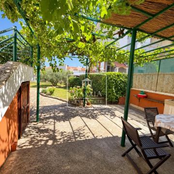 Zadar - vrhunska lokacija kuća za obnovu 900m2 teren! 569.000€