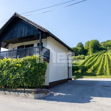 Zagorska idila – vikendica s održavanim vinogradom na mirnoj lokaciji,
