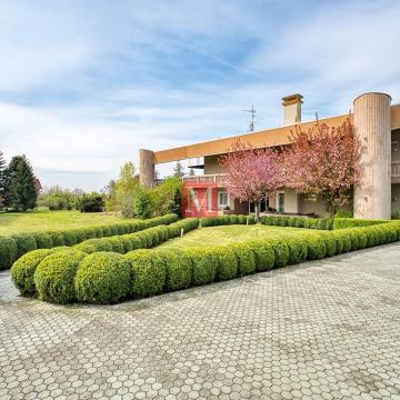 Zagreb-Sesvete-impresivna vila s bazenom & teniskim terenom na parceli