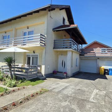 Zagreb, Sesvete, kuća 230 m2 s prekrasnom okućnicom i garažom