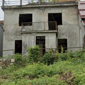 Zagreb, Srebrnjak, stambena zgrada i dvorište 240m2