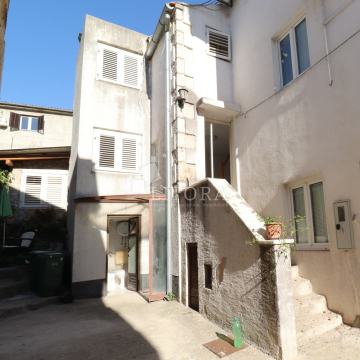 Zaton kod Šibenika, centar, kamena kuća 43m2, 90 m od mora;