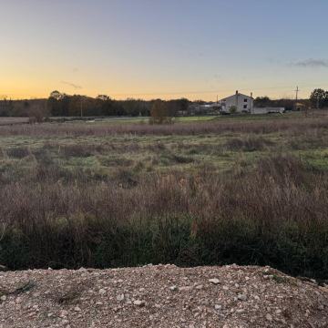 Zemljište 1710 m² + 2810 m² poljoprivrednog – dozvola i pristup!