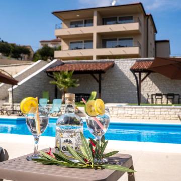 Zgrada sa 6 apartmana i bazenom, Lopar, otok Rab, 394 m2