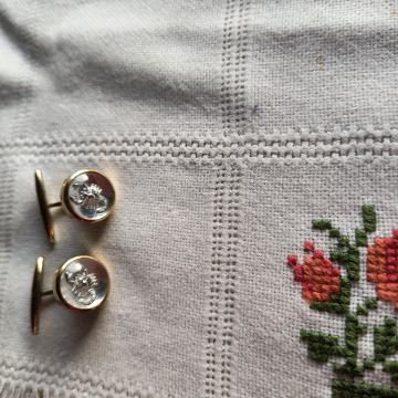 Gumbi za manžete "škorpion"