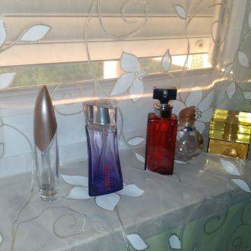 Prazne bočice parfema