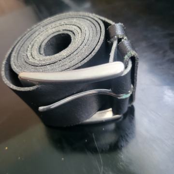 Remen-kaiš za hlače-čista koža duž=122cm šir=3,8mm,vidi slike!