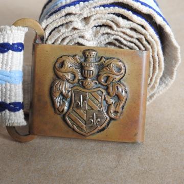 Vintage platneni remen s metalnom kopčom – grbovski motiv