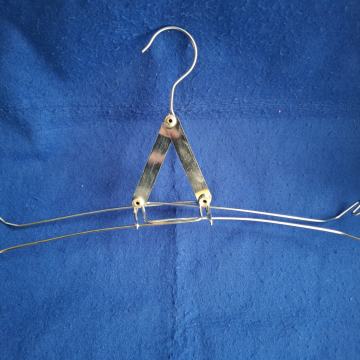 VJEŠALICA. Za suknje. Metal-Podesiva-Sklopiva. Mob