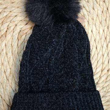 Zimska kapa s pufnicom - crna