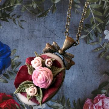 Art romantična ogrlica s motivom minijaturnog buketića božura