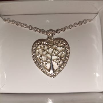 Avon posrebrena ogrlica Novo