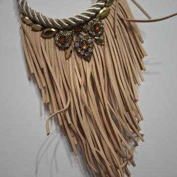 BEŽ OGRLICA S RESAMA