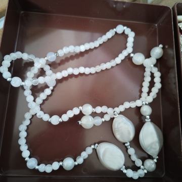 Bijela ogrlica sa privjescima - bižuterija