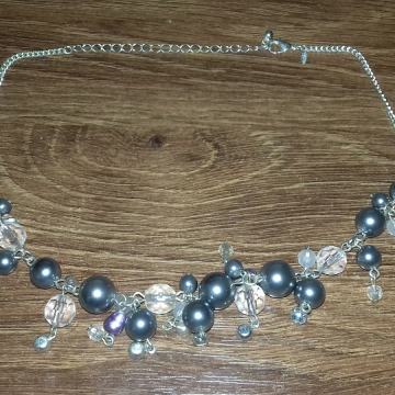 Bijela ogrlica sa sivim i bijelim ukrasima - BIŽUTERIJA